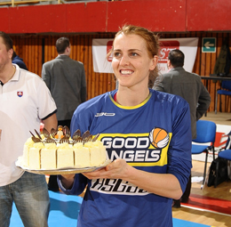 A PEAC szurkolói egy tortával köszöntötték <br />
Allie Quigleyt